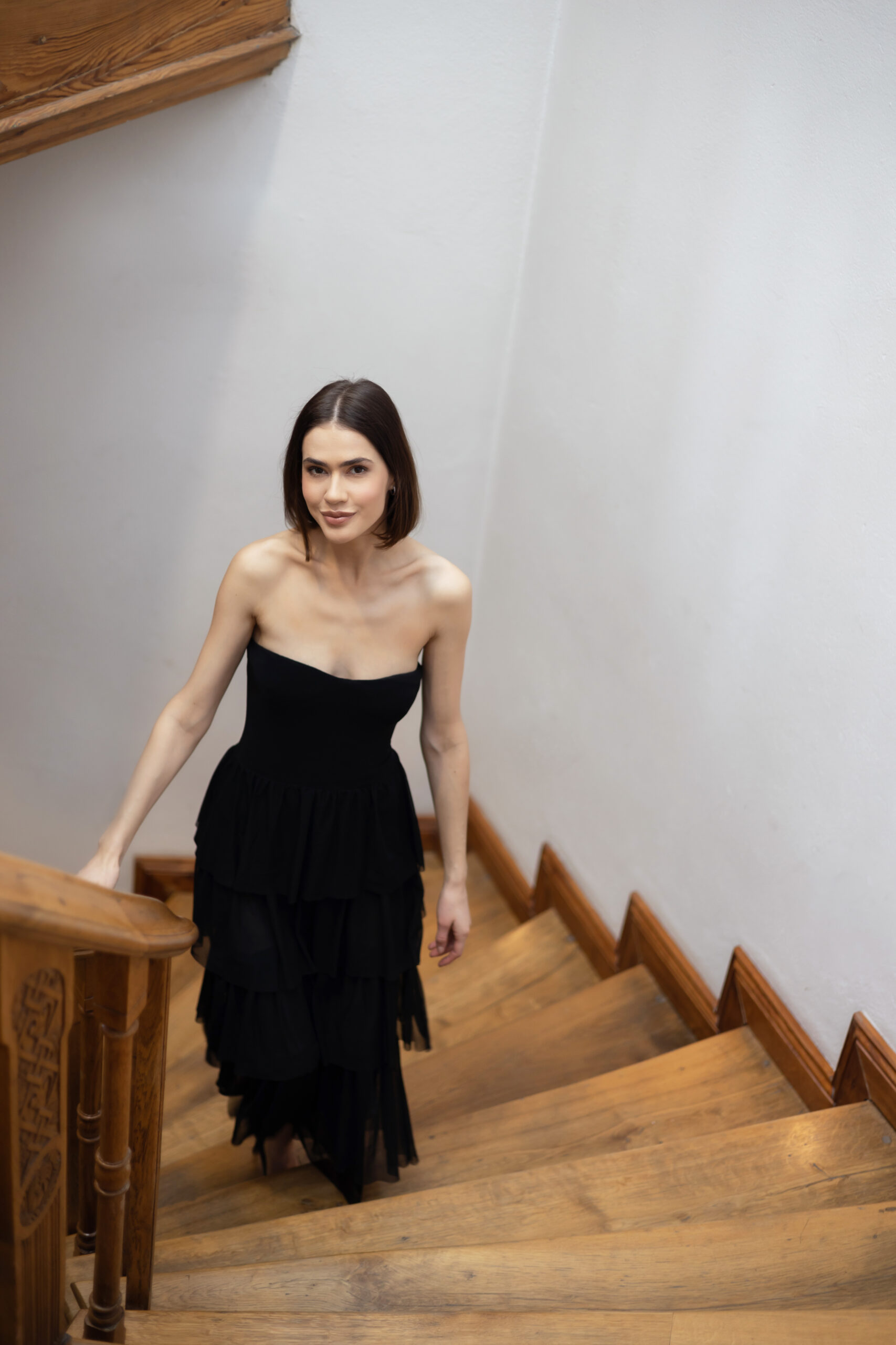 1X8A7824 Czarna sukienka długa z harnessem, czarna sukienka z ozdobą na dekolcie, czarna długa suknia